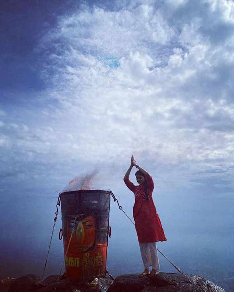 திருவண்ணாமலையில் மலை மீது ஏறி தீபத்தை தரிசித்த சஞ்சிதா ஷெட்டி