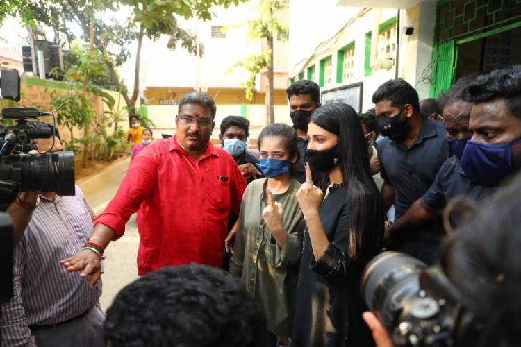 Makkal Needhi Maiam chief @ikamalhaasan, Actress @shrutihaasan and Actress @Iaksharahaasan casted their vote at Chennai High School, Teynampet in #Chennai.