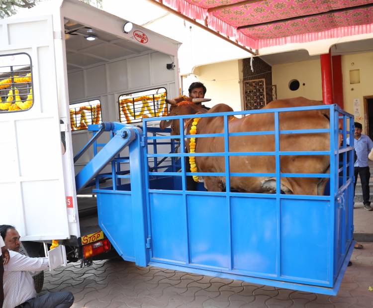 G S Helping Hands Foundation, donates Hyderabad’s first of its kind  Cattle Rescue Ambulance with a Hydraulic lift, to Sri Krishna Goseva Mandal! 
