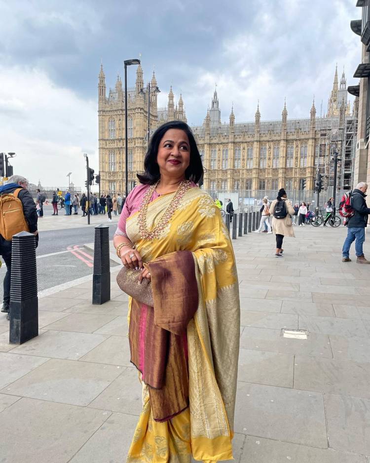 இங்கிலாந்து நாடாளுமன்றத்தில் தனது சாதனைகளுக்காக விருது பெற்று உரையாற்றிய ராதிகா சரத்குமார்