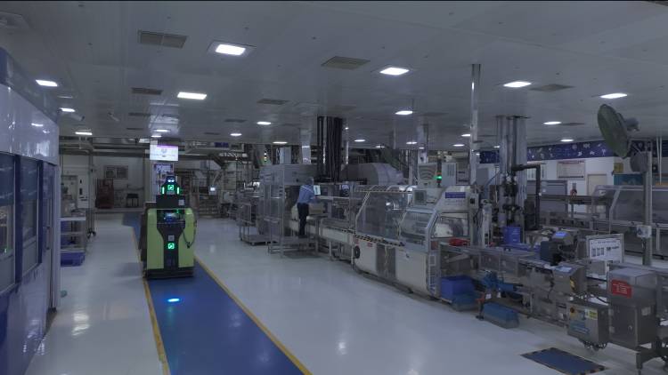 இரண்டு HUL உற்பத்தி யூனிட்கள் வேர்ல்ட் எகனாமிக் ஃபோரம் லைட்ஹவுஸ் ரெகக்னிஷன் (World Economic Forum Lighthouse Recognition) பெற்றுள்ளன.