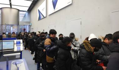 Customers Queue for Samsung Galaxy Z TriFold as it Goes on Sale   