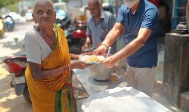 Ln Renu Kumar Distributes Veg Biryani to Needy People