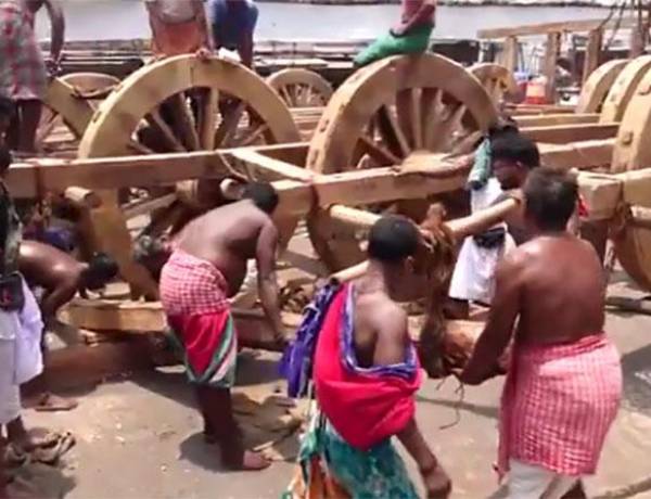 பூரி ஜெகந்நாதர் ரத யாத்திரைக்காக தயாராகும் மூன்று பிரமாண்ட தேர்கள்