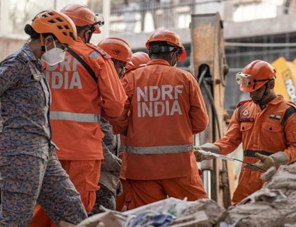 Hundreds of Students Flee After Hostel Collapse