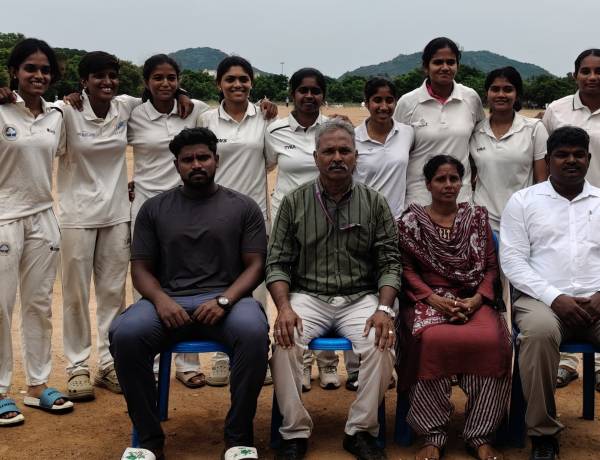 SRMIST Men’s and Women’s Cricket Teams won Gold Medals in the CM Trophy Chengalpattu District Cricket Tournament