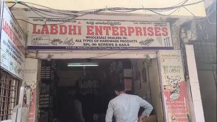 Police Bust Major Counterfeit Kanvee Blade Racket in Goshamahal; Bulk Stock Seized