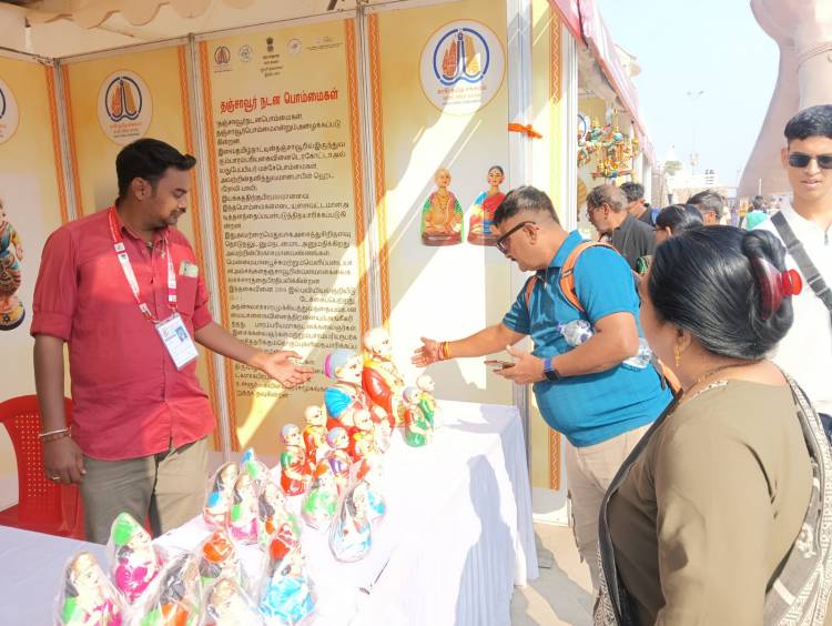Thanjavur’s taditional ‘Thalaiyatti Bommai’ art captivates visitors at Kashi Tamil Sangamam 4.0