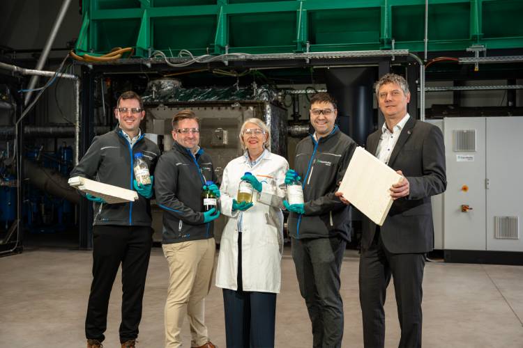 Covestro Press Release_Covestro and Fraunhofer UMSICHT sign contract for groundbreaking smart pyrolysis recycling pilot plant