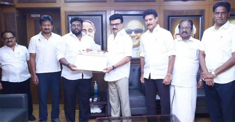 இளைஞர் காங்கிரஸ் முன்னாள் பொதுச்செயலாளர் அலீம் அல் புகாரி மு.க.ஸ்டாலின் முன்னிலையில் திமுகவில் இணைந்தார்!