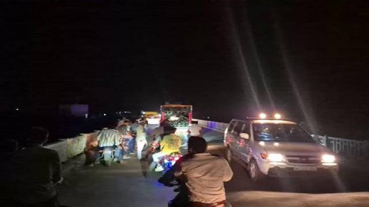 Couple in Andhra Pradesh Leaves Child on Bridge Before Jumping into River